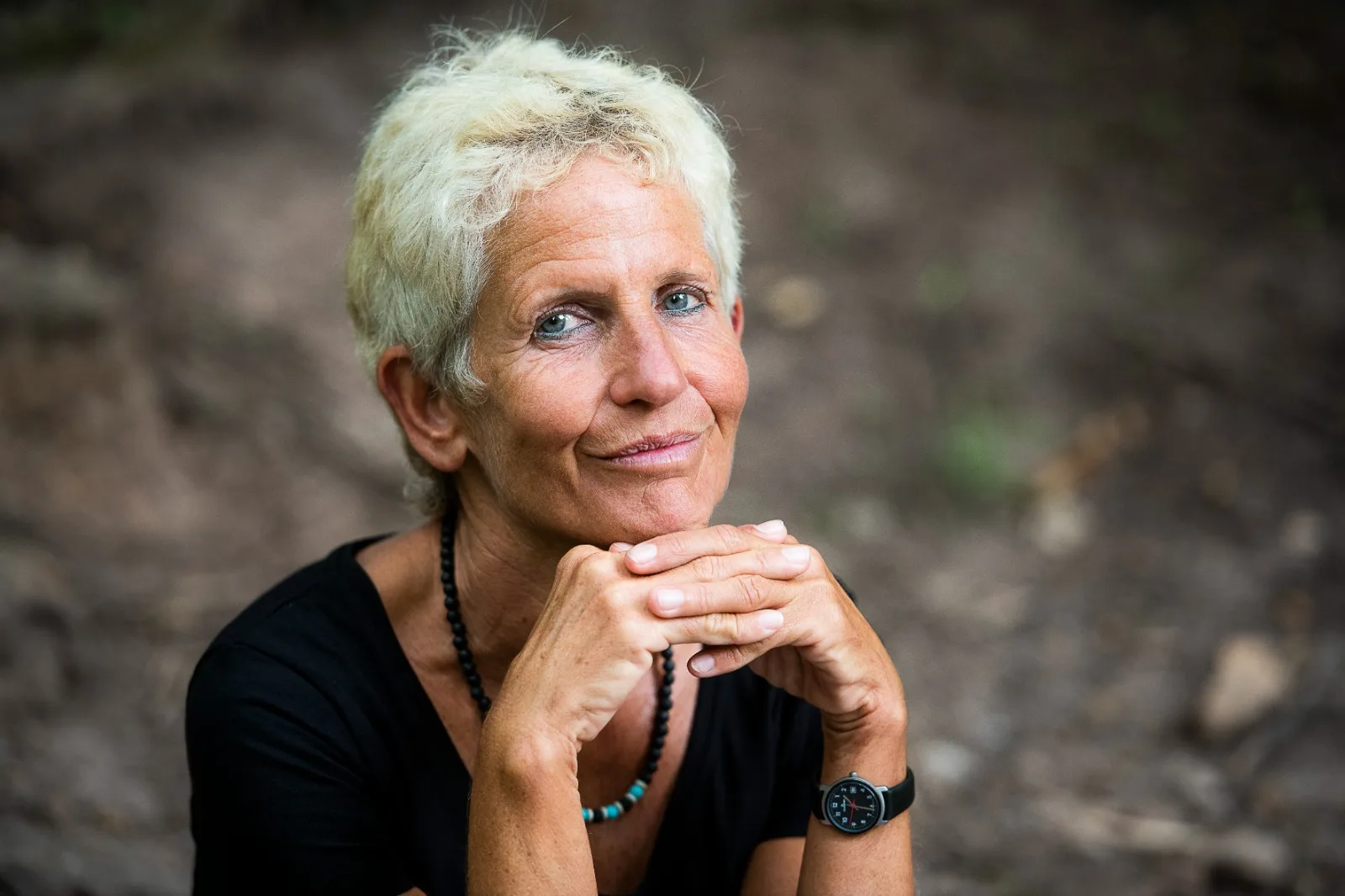 Susanne Benda, das Kinn auf die gefalteten Hände gestützt